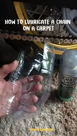 How to lubricate the chain even on the carpet. My simple hack for you.🛢️🏍️ Kto maže, ten jede 👊🏼✊🏼💨 #chainlube #chain #motorcyclehacks #hacks #hack #trick #motorcyvleservice #motorcyclecare #motorcycletips #tips #motorex #motul #repsol 