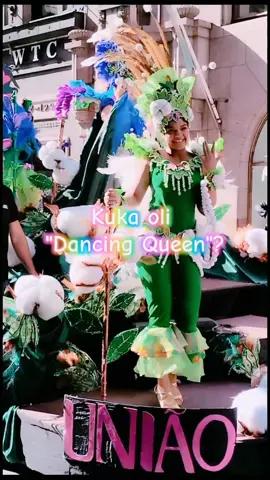 Kadulta loistaa todellinen tanssijatar! The street is the best stage for a dancing queen! 🤩🤩#suomi #helsinki #finland #tanssi #juhlat #tanssija #samba #kesä #karnevaali #musiikki #kulttuuri #carnival #dance #dancingqueen #parade #celebration #Summer #street 