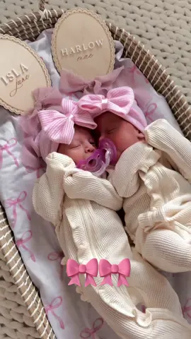Baby girls are here. 🎀🎀 #newborn #newborntwins #babygirls #twins #twinmom #welcometotheworld #birthannoucement #postpartum 