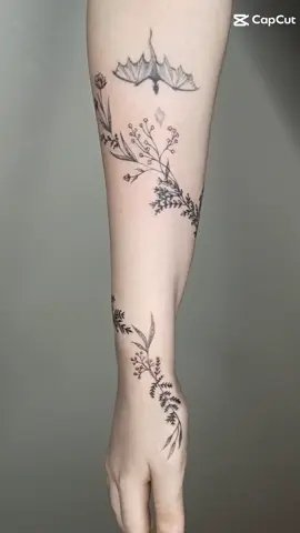 Enredadera de plantas y flores .  Realizado por #makykaos .  #tatuaje #tattoo #botanico #plantas #plants #líneafina #fineline #flores #flowers
