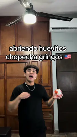 abriendo huevitos chopecha gringos 🇺🇸 #josepe #huevitochopecha #gringo #estadosunidos #gringos #kindersorpresa 