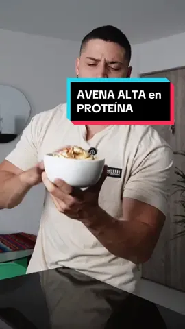 AVENA ALTA EN PROTEÍNA  - 1 taza de avena - 2 tazas de leche (puede ser leche de almendra, soya, o cualquier leche de tu preferencia) - 1 scoop de proteína en polvo (sabor vainilla o chocolate) / yo use la Best Whey de @proscience   - 1 cucharadita de semillas de chía - 1 cucharada de mantequilla de almendra o maní - 1 banano en rodajas - Nueces o almendras picadas - Canela en polvo al gusto - Miel o edulcorante (opcional)