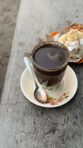 Desa kampung halaman memang selalu nyaman—ketan dan kopisusu pagi hari adalah kenikmatan. #findingkopi #warungpedesaan #kediri 
