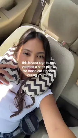 absolute game changer!!!!! #9to5 #carlunch #sign #neckpillow #funnyvideo 