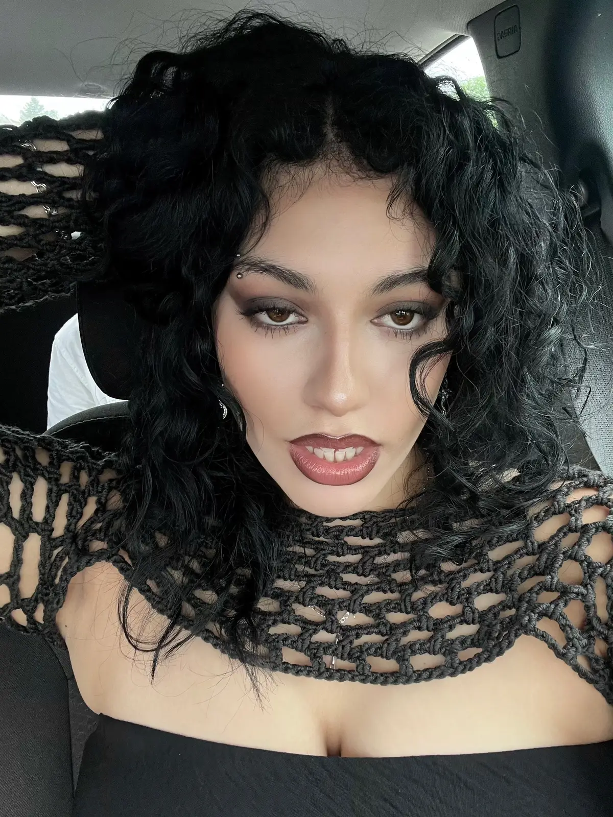 love a brown smokey eye #makeup #brownsmokeyeye #grunge #grungeaesthetic #grungemakeup #alternative #altmakeup #drugstoremakeupmusthaves #makepfavorites #eyebrowpiercings #easymakeup #MakeupRoutine #instaxchallenge #instainspo #dewyskin #lipcombotutorial #lipcombo #brownlipliner #90s #metalhead #pantera #smokeyeye 