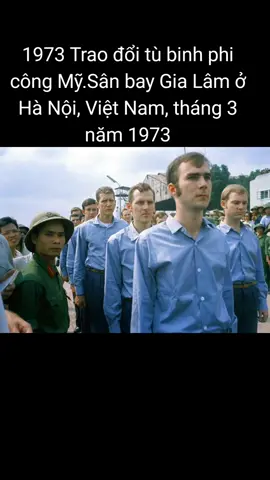 1973 Trao đổi tù binh phi công Mỹ.Sân bay Gia Lâm ở Hà Nội, Việt Nam, tháng 3 năm 1973. “Trên thế giới, theo tính toán của các nhà chuyên môn, để đào tạo được một phi công chiến đấu phải chi phí khoảng 1 triệu USD. Còn ở Việt Nam: giá trị của một phi công được tính bởi số vàng cân nặng đúng bằng trọng lượng cơ thể anh ta”, Thực hiện @thongdiepcuocsongv #congannhandan #chutichhochiminh #thongdiepcuocsongv #phatphapnhiemmau #hanhdongdep #thinhhanhtiktok #thanhthoiluottet #chientranhvietnam #boidoitruongson 