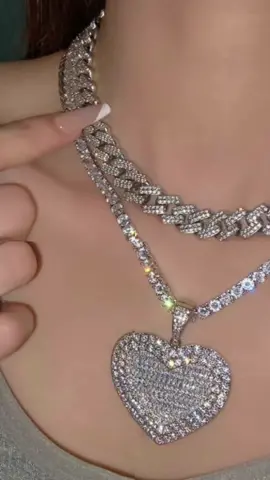 Heart locket #fyp #foryoupage #fashionjewelry #jewelryoftheday  #fashionjewelry #bling #trending #heartnecklace #locketnecklace 