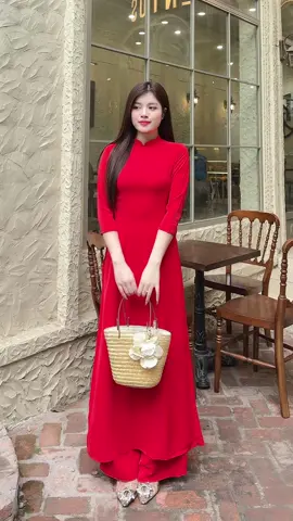 Mẫu áo dài đỏ trơn - Chất lụa Mỹ cao cấp. Form chuẩn ôm dáng siêu xinh cho các nàng diện dạo phố, chụp ảnh nhóm, đi lớp,... Bấm vào giỏ hàng để đặt hàng nha! #aodaidep #aodaitron #aodaitronnhieumau#beauty