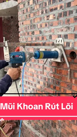 ✅ Mũi Khoan Rút Lõi Bê Tông Dongcheng cao cấp. Đủ cỡ ( 44mm, 51mm, 63mm, 83mm, 89mm, 96mm, 102mm). Hành chính hãng. 🔸 Lưu Ý: Phải khoan cùng với nước 🔸 Màu sắc: Xanh Mũi khoan bê tông hay còn gọi là mũi khoan rút lõi bê tông dùng để khoét lỗ khoét tường hỗ trợ giúp công nhân ngành xây dựng, thợ điện lạnh lắp điều hòa, lấy mẫu bê tông nhanh hơn, thẩm mỹ hơn, tiết kiệm thời gian hơn. 🔸 Ưu điểm của mũi khoan rút lõi bê tông: ▪️ Sắc bén, khoan nhanh, bền đẹp ▪️ Chất lượng, có độ cứng cao ▪️ Giá rẻ ▪️ Chuẩn ren m22 chuyên dụng phổ biến 🔸 Thông số kỹ thuật của mũi khoan bê tông rút lõi: ▪️ Có nhiều cỡ cho khách hàng lựa chọn: 44x370mm, 51x370mm, 63x370mm, 83x370mm, 89x370mm, 96x350mm, 102x350mm. ▪️ Chuẩn đầu ren: m22 tương thích với hầu hết các loại máy khoan rút lõi bê tông phổ biến thông dụng tại Việt Nam hiện nay. 🔸 Cấu tạo của mũi khoan khoét lỗ: - Mũi khoan là dạng ống, 1 đầu được gắn với máy khoan bê tông, đầu còn lại dạng răng trực tiếp tiếp xúc với lớp bê tông cốt thép - Được làm từ hợp kim thép trộn hạt kim cương nhân tạo nên mũi khoan cứng và bền ▶️ Ứng dụng khoan rút lõi ✅ Có thể khoan xuyên qua các lớp bê tông cốt thép dày, đá hoa cương, tường, .... ✅ Tiết kiệm thời gian khoan lỗ, đục lỗ để đi đường ống nước, dây điện ...đáng kể so với cách làm truyền thống ✅ Chiều dài của mũi khoan thông thường là 370mm nhưng vẩn có thể khoan sâu hơn nhờ Khẩu nối dài cho mũi khoan thêm 20, 23, 30 cm ✅ Khoan lấy được lõi, không phá lõi ✅ Răng mũi khoan có thể thay thế để tiết kiệm chi phí mua mới nhờ công đoạn đoạn gia công hàn me #hienkimkhi #banhang #kimkhitonghop #xuhuongtiktok #diennuoc #maycatcamtay 