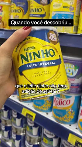 Repitam comigo: leite em pó NÃO tem adição de açúcar! Apenas composto lácteo. Ah nutri mas porque é docinho? Quando o leite é desidratado, ele se torna pó, e isso faz com que os macronutrientes fiquem mais evidentes e o sabor fica mais marcante. Dica: se tiver em processo de emagrecimento, utilize o desnatado.  #leiteempo #nutricao #dieta #GymTok #musculacao #whey #creatina #bulking #cutting 