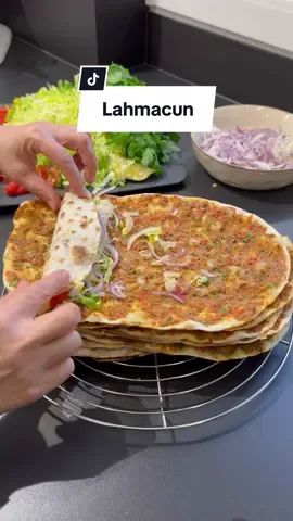 Lahmacun 🌯  Tariften 25 tane çıkıyor Hamuru için:   2 su bardağı su  1 su bardağı süt  Yarım çay bardağı sıvı yağ  1,5 tatlı kaşığı tuz  1 tatlı kaşığı şeker 1kg un İç malzeme:  700g tek çekimlik yağlı kıyma  2 adet kuru soğan  3 diş sarımsak  4 adet kapya biber  8 adet yeşil biber  3 adet domates  2 yemek kaşığı domates salçası  1 yemek kaşığı biber salçası  Yarım demet maydanoz  yarım çay bardağı sıvı yağ  1 tatlı kaşığı pul biber  1,5 tatlı kaşığı tuz  1 çay kaşığı karabiber  1 çay bardağı su  Su bardağı = 250ml çay bardağı = 125ml  Yapılışı:  Hamur için su, süt ve sıvı yağ karıştırıp üzerine yavaş yavaş un ilave edip yoğurun. Çok yumuşak bir hamur olmayacak ekmek hamuru gibi olsun. Hamuru 10 dakika dinlendirip bezeleri yapalım. İç harcı için tüm malzemeleri robottan çekin maydanozuda bıçakla ince bir şekilde doğrayalım ve salçaları baharatları ve sıvı yağı ekleyip elimizle karıştıralım. En son kıyma ve 1 çay bardağı su ekleyip iyice karıştırın.  Hamuru mandalina büyüklüğünde beze yapalım ve hafif unlanmış tezgahta hamurları açalım. Hamurun üzerine 2 yemek kaşığı harçtan koyalım, kaşık veya elimizle yayalım ve pişirelim. Harç ve hamur bitene kadar devam edelim. Afiyet olsun 😋 #lahmacun #Lahmacun #lahmacuntarifi #lahmacunseverim #türkischepizza #turkishfood #turkyemekleri #turkiye #turkey🇹🇷 #türkischesessen #nerminyazilitas #nerminyazilitaş #nerminyazılıtaş 