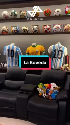 ¡Bienvenidos a LA BÓVEDA! Esta colección comenzó hace muchos años y cobró fuerza en 2014. En 2016, creamos nuestra cuenta de Instagram, y de unas simples repisas, en 2021 logramos construir nuestro primer cuarto de colección, un mancave. Ahora, hemos tenido la oportunidad de expandirnos y crear un espacio aún más grande: LA BÓVEDA. Este lugar ha sido diseñado para aprovechar al máximo el espacio, la iluminación, la comodidad y la presentación. Aquí se conservan reliquias del fútbol antiguo y moderno, así como elementos del mundo geek y varios deportes. ¡Espero que lo disfruten! ¡No se olviden de compartir el video! #labovedadejp #mancave #soccermemorabilia #footballmemorabilia #futbol #Soccer #fifaworldcup #footballcollection #footballcollector #football #realmadrid #cristianoronaldo #messi #mbappe #pele #maradona #copaamerica
