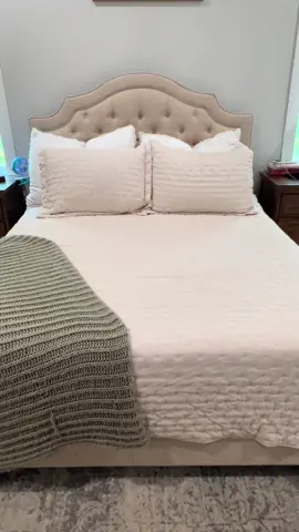 I got the new @Bedsure bedding it is so lightweight. We just ordered two more colors to swap out. #bedsure #bedsurehome #homedecor #bedding 