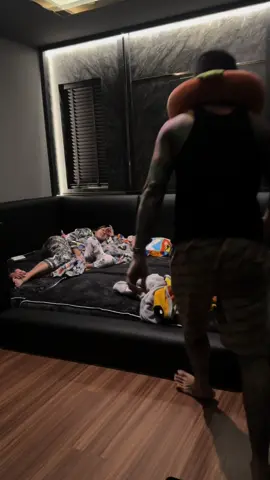 บ้านไหนเป็นแบบบ้านผมบ้างครับ ก่อนมีลูกกอดกันทุกคืน พอมีลูกเท่านั้นและ เหมือนไม่มีเมียอีกต่อไป ดึกๆคึกๆก็มีลุกขึ้นมาแอบดู  ผมนี้ต้องอาศัยช่วงกลางวันลูกไปเรียน