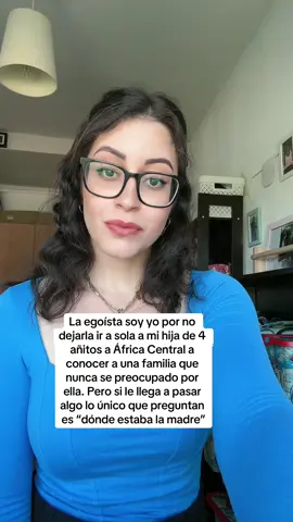 Motivos por los que JAMÁS DEJARÉ IR A MI HIJA DE 4 AÑOS SOLA A ÁFRICA.  Esa es la discusión constante con su padre porque dice que quiere que su familia conozca a la niña. Yo lo entiendo, pero es que nadie va a devolverle la inocencia o bienestar si le pasa algo le pasa a mi hija. Además es una familia con la que habla 2 veces al año y jamás se han preocupado por ella. La niña tiene 4 años, ni loca la dejaría que se vaya sola. Es más, es tan difícil la ley en esos paises que igual ni la regresan. Y más allá de la confianza o no que pueda tener yo en su padre es por la gente que está allá, y la gente de la que se rodea esa gente que yo ni conozco ni sé cómo son, ni es un lugar seguro para una niña de 4 añitos ni nada. Es que no tiene ni pies ni cabeza que se me critique tanto por una decisión tan acertada como NO DEJAR A UNA NIÑA DE 4 AÑOS IR SOLA A ÁFRICA CENTRAL CON UNA FAMILIA QUE NO CONOCE NI SE PREOCUPA POR ELLA. Punto! No  tendría ni que justificarlo porque al fin y al cabo la La custodia completa la tengo yo, el padre no tiene ningún derecho legal sobre la niña porque no tiene ni sus apellidos y jamás la ha cuidado. La niña vive conmigo y siempre ha sido y será así. Y absolutamente nadie tiene derecho a recriminarme nada porque hago todo por el bienestar de mi hija siempre! Pd. Ya sé que África es una continente pero nunca decimos nuestros países de origen en concreto. Que por cierto yo tampoco soy de España y mi familia tampoco vive aquí y tampoco la dejaría que fuese sola a mi país. #AleTikeys #prevencion #asi #traumas #zoendockyt #africacentral 