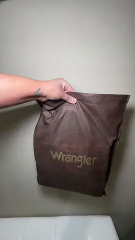 Even cuter tote/crossbody purse by @@Wrangler🐴👜🤎 dont miss out your opportunity and get yours NOW only with @@topplanet_lifestyle ##ad##wranglerpurse##wranglertote##canvas##country##tancolor##crossbody##specialedition##fypage