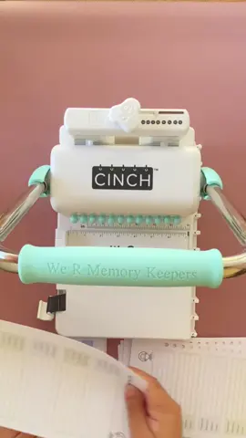 Como hacer agendas ?  Básicamente esta pregunta se resume en 3 etapas: DISEÑO, IMPRESION y ARMADO Cada etapa tiene sus pequeños pero grandes detalles que dan forma a un resultado final profesional.  Aquí te dejo algunas consideraciones para cada etapa:  DISEÑO: es la parte que puede atraer a tus clientes, ya que los seres humanos somos fuertemente estimulados por lo que vemos. El diseño no solo debe ser bonito también procura buscar que sea útil, fácil de entender y usar. Si no eres diseñadora puedes ocupar programas como Canva (recomendado) o PowerPoint.  IMPRESION: en esta etapa es muy importante configurar de forma correcta, para que el diseño creado no sea arruinado por no considerar por ejemplo los bordes del anillado, y también para evitar perder material por errores humanos.  ARMADO: claro que es la etapa mas entretenida, en la que le damos vida finalmente a nuestro trabajo, en esta parte es donde debes poner gran atención y ser muy minuciosa con los detalles y las TERMINACIONES. El resultado de fijarte en esto hace una gran diferencia, y contribuye a fidelizar a tus clientes. Que no te de igual dejar pasar un detalle.  Te comparto mi filosofía de trabajo: El primer momento del cliente con tu trabajo predomina la emoción, el WOW! Cuando eso ya pasa, las personas comienzan a mirar los detalles, a intentar descifrar como esta hecho el trabajo, y ahí se hace un concepto de tu trabajo, lo que lo llevará a decidir si seguir comprándote o recomendarte o no hacerlo.  ¡LOS DETALLES SI IMPORTAN! Ya esta disponible mi curso de creación de agendas desde cero y paso a paso a traves de Hotmart. Y lo puedes adquirir con precio de lanzamiento por 48 hrs! Link en mi bio.  Precio lanzamiento hasta el Jueves 13 de Junio a las 11:00 hrs.  #cursodeagendas #crearagendas #haceragendaspersonalizadas #comohaceragendas #chile 