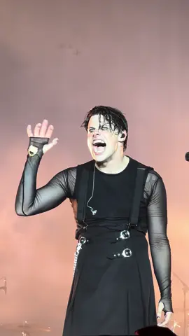 rawr @yungblud #yungblud #blackheartsclub #yungbludconcert #hungary #yungbludbudapest #budapestpark #concert #liveconcert #dominicrichardharrison 