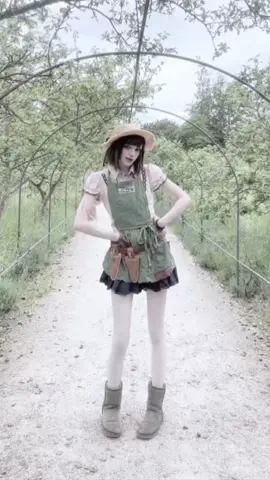if you look closely, im actually there in the 5 pixels on screen 〜 #idv #identityv #第五人格コスプレ #cosplay #emmawoods #gardeneridv 