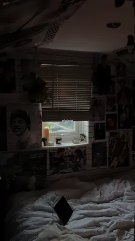 my room feels so aumtuny #autumn #cozy #fall #aestheticvideos #videodiary #cozytok #roominspo #digitaldiary 