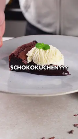 Dieser Schwedische Schokokuchen (Kladdkaka) ist angeblich der beste Kuchen der Welt?! Hättet ihr das Gedacht?🍫🍰 Zutaten👨🏼‍🍳 100 g Butter 60 g Backkakao 2 Eier 240 g Zucker 1 TL Vanilleextrakt 90 g Mehl 1 Prise Salz Vanilleeis  Puderzucker #schokolade #kuchen #schweden #einfacherezepte #kladdkaka 
