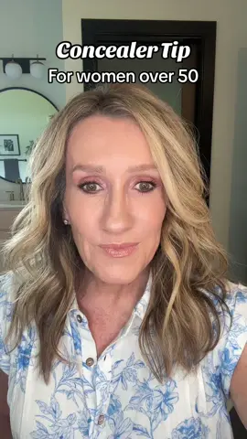 Here is a good tip for a smooth concealer application for women over 50 😍 especially if you have dryness under your eyes @Scott Barnes  #beautyover50 #over50makeuptip #over50beauty #makeupover50 #concealerhack 