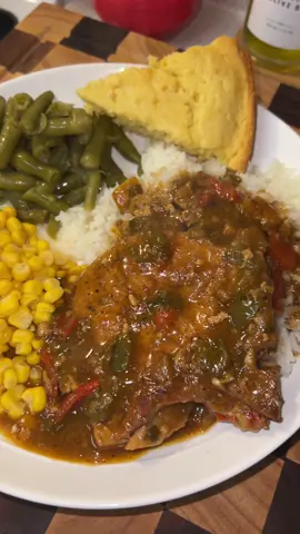 Smothered pork chops 😋😋 congratulations to @patndapot for beating cancer 🥹🥳 tag her in the comments so she sees this!! And be sure to follow her 🥰🥰 #smotheredporkchops #dinner #DinnerIdeas #FoodTok 