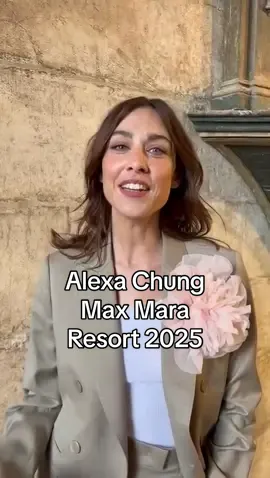 #AlexaChung arriva a Venezia allo show Resort 2025 di #MaxMara