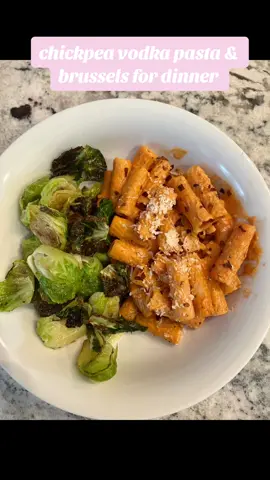 i couldnt find chickpea bowtie pasta at the store 🤷🏼‍♀️ #Vlog #dinner #chickpeapasta #vodkapasta #spicypasta #veggies #banza 