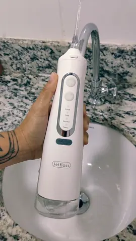 O Irrigador Dental JETFLOSS chegou ao Brasil trazendo praticidade e inovação. Se você não utiliza ainda, está ficando pra trás 😅 Corre pra escolher o seu!  #saude #irrigadordental #waterflosser #jetfloss #higienebucal #dentesbrancos 
