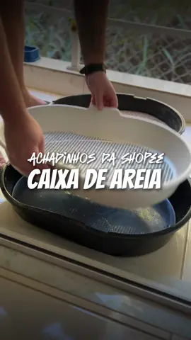 Para você que também é pai de gato, olha só que incrível essa caixa de areia com peneira que achei na @shopee_br uma ótima dica para facilitar a nossa vida no dia a dia. Se você quiser também uma dessa comente “Eu quero” que te envio o Link. 😻 . . . . . . . #gato #cat #caixadeareia #shopee #animais #animaisfofos #pet #praticidade #cuidadosfelinos #felinos #gatos #petshop #dicas 