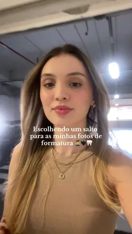 Ajudem uma formanda 😫 Qual scarpin vcs gostaram mais? Helppp #salto #scarpin #schutz #formatura #formanda #compras #fashiontiktok 