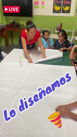 Trabajo en equipo 👧🏻👦🏻👩🏻‍🏫 Mis niños de 5to grado pintaron el mural para la actuación por el Día de la Bandera 🇵🇪  🥰 Les quedó lindo 💜🩷👏🏻👏🏻 #trabajoenequipo #maestrosdetiktok #niñosfelices #misslaura👩🏻‍🏫🍎 #amosermaestra #diadelabandera #peru #fyp  
