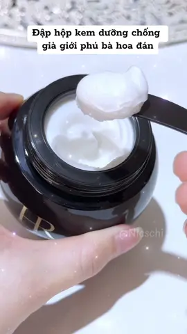 Hũ kem đêm màu đen phục hồi và chống lão hoá cực mạnh được các tỷ tỷ xứ Trung, giới phú bà, hoa đán mê mệt. Nổi tiếng vô cùng, gần như người đẹp nào cũng dùng Mình chỉ muốn nói là, nếu có tài chính, nhất định chị em hãy dùng và mê nó trọn đời Với kết cấu kem đặc, dưỡng ẩm tốt nhưng lại vô cùng khô thoáng, em này là sự lựa chọn phục hồi + chống lão hoá mạnh mẽ & lý tưởng mọi làn da kể cả chị em da dầu Từ chất kem đến hiệu quả thật sự khác biệt 👍🏻👍🏻👍🏻 Dùng kiên trì thay da đổi tthịt Helena rubinstein 🖤🖤 #BeautyTok #xuhuong #hanghieu #goclamdep 