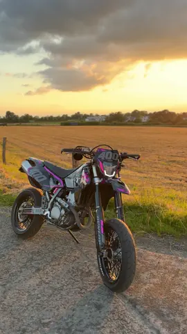 feeling free again  #drz #suzuki #drz400 #supermoto #motorcycle #girlswhoride #fy #fyp #fürdich #fypシ #trend #viral #sunset 