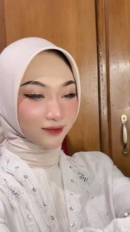 MashaAllah menyalaaaa ka rezkiii 😍🔥 #engagement #engagementday #makeupengagement #makeuptutorial #makeup #makeupartist #makeuptuban #makeupsurabaya #makeuplook #naturallook #fyp #xuhuong #xuhuongtiktok #masukberanda 