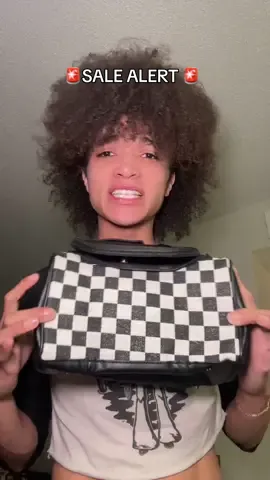 when the bag is matching my fit and i didnt notice 😭 #bags #baglady #ihavepurse #purse #clutch #makeupbag #makeupbagessentials #makeupbags 