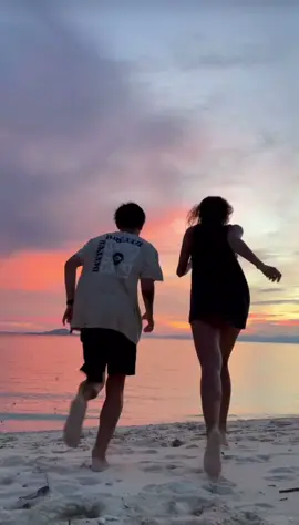 Run into the sunset with you🌅 #sunset #couple #boyfriend #girlfriend #meer #viral #Love #beach 