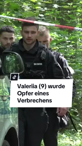 Seit über einer Woche hat die Polizei in Döbeln intensiv nach der vermissten Valeriia gesucht. Nun ist klar: Das Mädchen aus der Ukraine wurde Opfer eines Verbrechens. Am Dienstag wurde der leblose Körper der Neunjährigen in einem Wald gefunden. Zum Fundort wurden die Einsatzkräfte durch die Aussage einer Zeugin geführt, die Schreie gehört hatte. Außerdem verbrachte Valeriias Familie laut der Polizei oft ihre Freizeit in dem Wald. Alles, was bisher über den Fall und die Ermittlungen bekannt ist, erfahrt ihr unter saechsische.de/instagram oder über den Link in unserer Profilbeschreibung. Video: xcitepress und Angelina Sortino #Valeriia #Valeriiagefunden #Sachsen #Döbeln #Polizeisachsen #Saechsischede #Saechsischezeitung