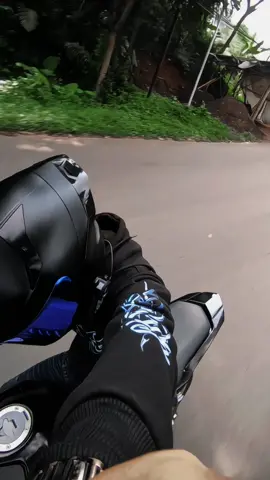 bayangin kalian di belakang sambil bawa pacarnya 😁 #vixionbabyblack #babyblack #vixionindonesia #vixionbandung #vixionmodifikasi #vixionstyleganteng #moch_husny #ridingsolo #foryou 