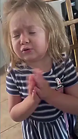 her English skill better than me🤣🤣 cute little girl talking about hamburger#cutegirl #cute #tiktok #fyp #funnykids #cutebaby 