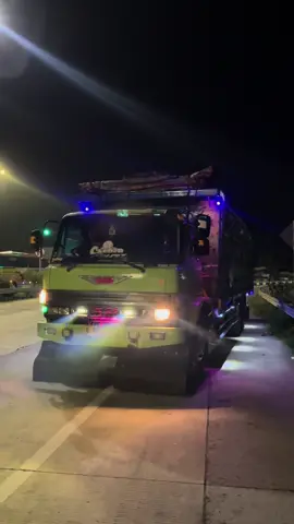 Membalas @Ahmad pake D ini kan yang kamu cari? 🤪 @bocah.karbitan #barjogank #truckstory #storysopirtruk #drivermuda 