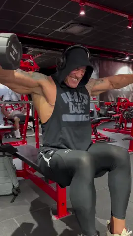 Solid workout in France 🇫🇷💪🏾 We landed and I prefer to immediately hit the gym - I’ve found it’s a productive way to recalibrate my system after flying internationally. If you have the energy, it’s productive to break a sweat and get acclimated to the new time zone a bit easier 🕛 ✈️ au revoir ✌🏾