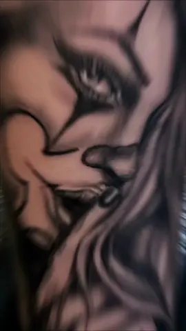 Donna Chicano tattoo Uno dei tatuaggi in stile chicano più diffusi è quello di una donna pagliaccio.  Ma cosa significa? La maschera del pagliaccio rappresenta in sé la drammaticità e la comicità.  Secondo la cultura diffusa, dietro la maschera del pagliaccio che ride c’è sempre un volto triste, un volto affranto o comunque segnato dalla vita.  Si indossa la maschera da pagliaccio per mostrarsi sempre allegri e felici agli altri, al mondo, per nascondere i proprio sentimenti.  @mestattooart #mestattooart #mestattooartpineto #studiotattoo #mariaelenasaluccitattooartist #pinetotattooartist #pineto  #realistictattoo #clownwoman #chicanostyle #tatuaggi #chicanotattoo #instatatattoo #tattoolife #tattoostyle #tattoos #tatuaggio #tattooing #tattoosofinstagram #tattooed #tattooart #tattooforearm 