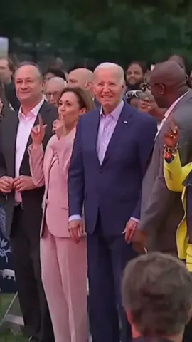 #JoeBiden se ve paralizado durante unos minutos mientras todos bailan a su alrededor