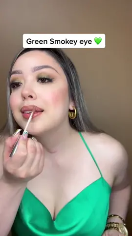 Green smokey eye ✨ @Dose of Colors pallete @Benefit Cosmetics precisly my brow pencil  @PLOUISE blank cancas eye paint  @Stila Cosmetics glitter eyeshadow  #greensmokeyeye #makeupartist 