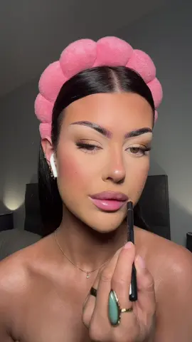 Do my lips with me⭐️ products used: Rimmel cappucino lipliner, Doll Beauty dolled out lipstick & ABH cotton candy lipgloss💕 #fyp #makeup #makeuptutorial #lipcombo #lipstick 