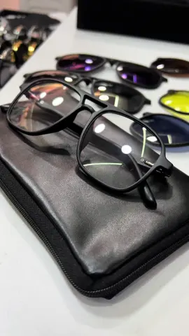 Lentes de Sol 5 en 1😎 ——cristal oftalmico para formular ☑️Patas flexibles ☑️Incluye su estuche ☑️Posee 5 sobrelentes intercambiables ☑️Ideales para usar con diferentes vestimentas Encuéntralos en nuestra tienda física 📍Valencia. C.C Freemarket, piso 1, local V58  📦Realizamos envíos nacionales por Mrw y por Zoom 🛵Servicio delivery #accesoriosposeidon 