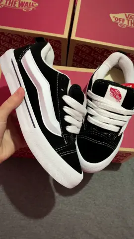 perfeito 😍❤️❤️ #sneakers #shoes #fyp #fy #tendencia #viraliza #foryou #moda #vira #estilo #trend #calçadosfemininos #calçados #vans #vanskn #vansknuskool #vansknuschool #vansknuskoolblackwhite #vansknu #vanschallenge #tenisfeminino #modafeminina #reel #reelsinstagram #reelsvideo #viralvideo #tiktok 