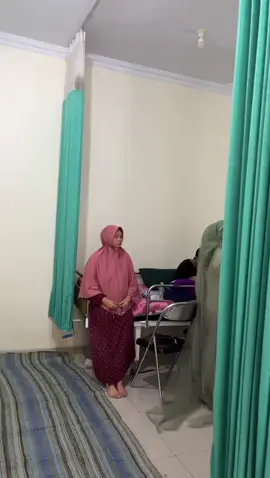 Di hari resepsi hanya sendiri.....suami terbaring sakit di RS😭